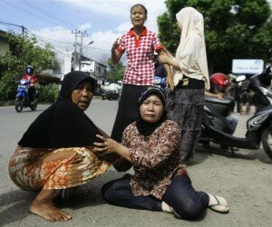 Foto-Seorang ibu menangis setelah gempa kuat melanda Banda Aceh.(dok/reuters)