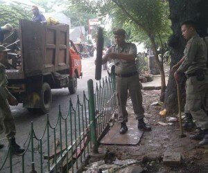 Pembongkaran lapak di kawasan Rawa Bunga, Jatinegara, Jakarta Timur.