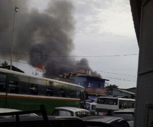 Asap hitam membumbung dari kebakaran di Jalan Jati Bunder, Tanah Abang, Jakarta Pusat. (silaen)