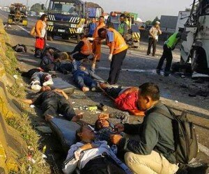 Korban saat evakuasi petugas Jasa Marga dan PJR Jalan Tol Jakarta-Cikampek. (ist)