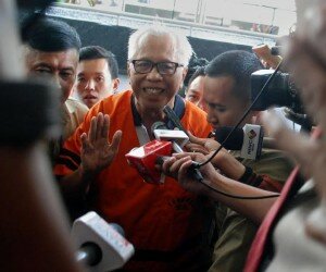 Foto-Pengacara Senior, OC Kaligis (memaka baju tahanan) menjalani pemeriksaan lanjutan, usai ditetapkan sebagai tersangka di gedung Komisi Pemberantasan Korupsi (KPK), Kuningan, Jakarta Selatan, Rabu (15/7). (rihadin)