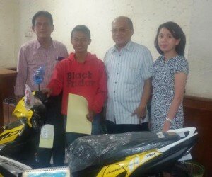 Foto-Kabag Iklan Pos Kota, Ali Usodo memberikan motor kepada pemasang iklan. (tiyo)