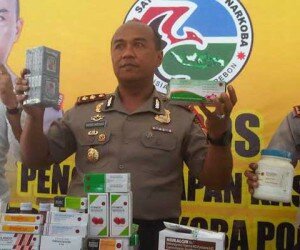 Kapolres Cirebon ketika mengintrogasi tersang. 2. Kapolres Cirebon saat menunjukan barang bukti berupa obat-obatan.