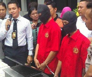 Kasubdit Indag Ditreskrimsus AKBP Agung Marlianto menunjukkan hasil kejahatan dua tersangka pemalsu materai. (ilham)