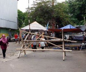 Barikade dipasang penghuni Komplek Zeni Mampang Prapatan, Jakarta Sleatan, untuk menghambat petugas yang akan mengosongkan tempat itu. (rachmi)