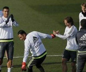 Sambil bercanda pemain-pemain Real Madrid lakukan latihan untuk hadapi Getafe pada lanjutan La Liga (reuters)