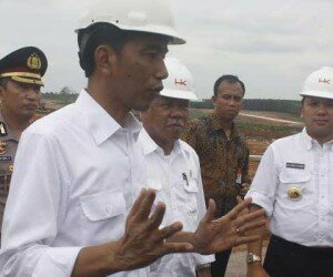 Jokowi saat tinjau proyek tol Trans Sumatera