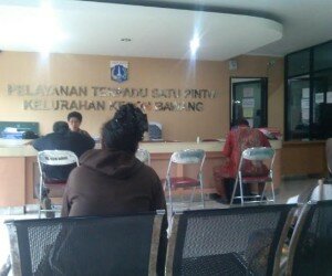 Warga sedang mendapat pelayanan di PTSP Kebon Bawang. (Wandi)