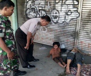 Babinkamtibmas Kelurahan Depok Aiptu Sarpin bersama anggota babinsa menolong pria tua sekarat ditangisi anak laki-lakinya tergelatak di pinggir jalan. (angga)