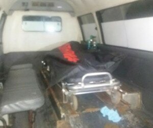 Mayat yang ditemukan di kolong Tol Jagorawi dievakusi menggunakan ambulan