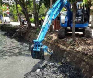 Alat berat dikerahkan untuk mengeruk Kali Grogol di sekitar Mal Gandaria City, Kebayoran Lama Utara, Kebayoran Lama, Jaksel. (Rachmi)