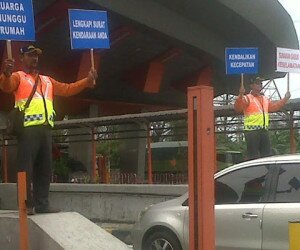 Karyawan PT MMS beri imbauan dengan aksi di Gerbang Tol CIkupa. (haryono)