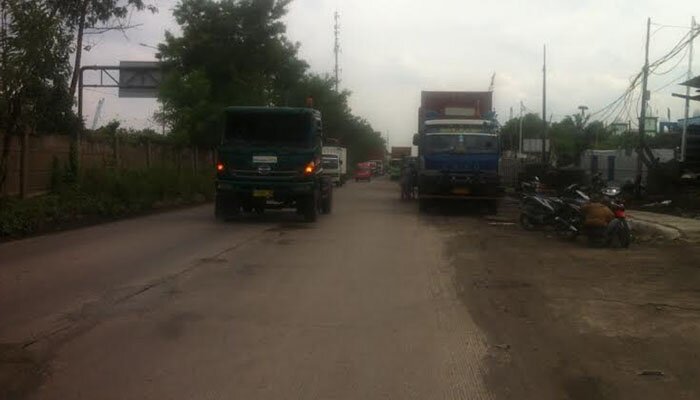 Parkir liar di Jalan Cacing yang mengakibatkan kemacetan parah. (wandi)