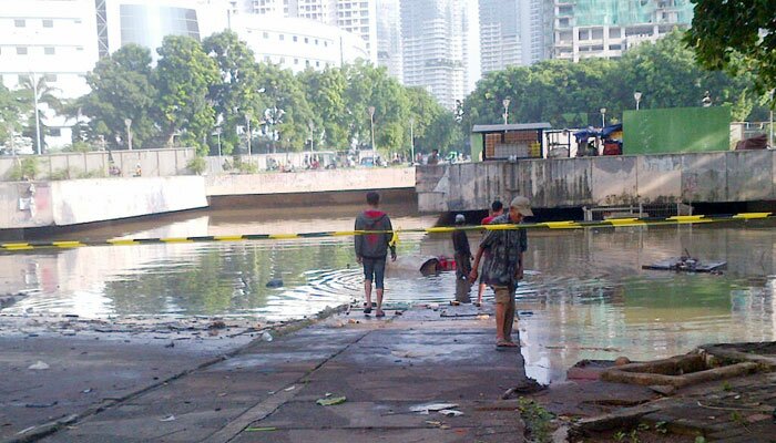 Kolong Jembatan Blossom, Kemayoran, masih penuh air banjir setinggi lima meter. (joko)