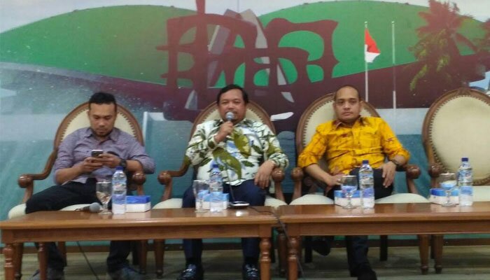 Anggota Komisi III Fraksi PDIP, Masinton Pasaribu, anggota Komisi IV Fraksi Demokrat, Herman Khaeron, dan anggota Komisi VI Fraksi Golkar, Eka Sastra saat berdiskusi di Media Center DPR Senayan, Jakarta, Kamis (9/3).