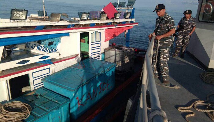 Aparat Bakamla dan TNI AL menangkap kapal tanpa dokumen lengkap.