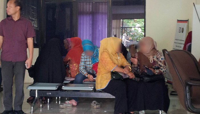 Para wanita yang mencari kepastian rumah tangganya di Pengadilan Agama Cikarang. (Saban)