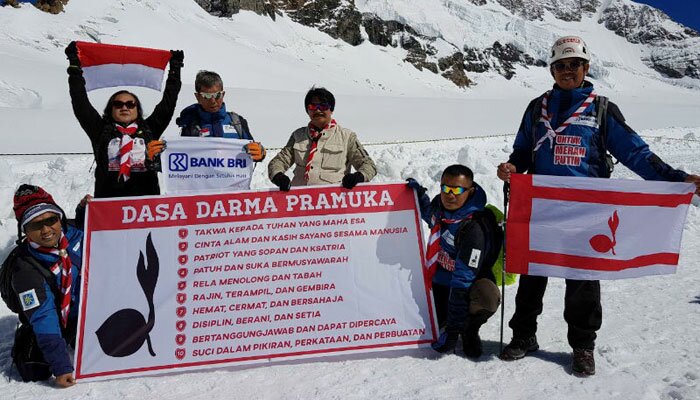 Ketua Kwarnas Gerakan Pramuka Adhyaksa Dault bersama tim pendaki di puncak Grand Montets, Perancis. (Ist)