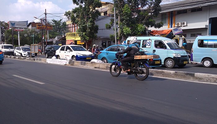 Putaran di jalan Dewi Sartika, Kramatjati, yang ditutup karena sebelumnya membahayakan. (Ifand)