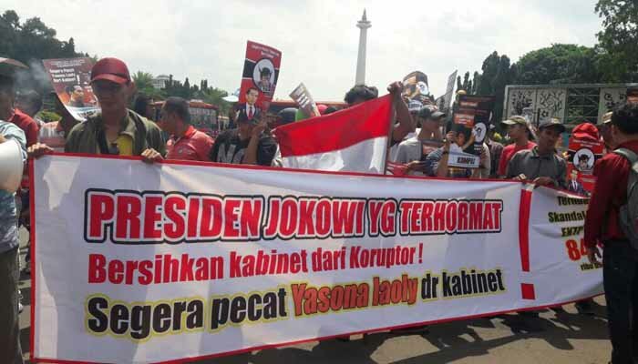 Massa Demo di Depan Istana