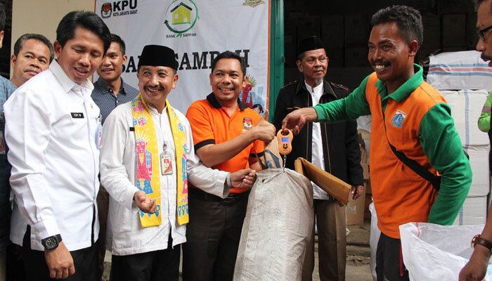 Sekko Jakbar, Eldi Andi (kiri) didampingi Kasudis LH Jakbar, Edi Mulyanto sedang menimbang sampah usai peresmian Bank Sampah di kantor KPU Jakbar. (Rachmi)