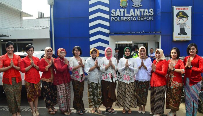 Polwan Satlantas Polresta Depok berkebaya dalam memberikan pelayanan masyarakat perayaan HUT Kartini (angga)