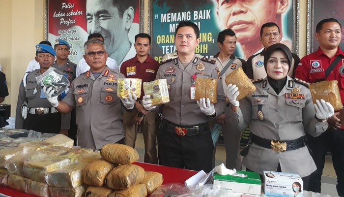 Direktur Reserse Narkoba Polda Lampung, Kombes Pol. Shobarmen tunjukkan barang bukti narkoba