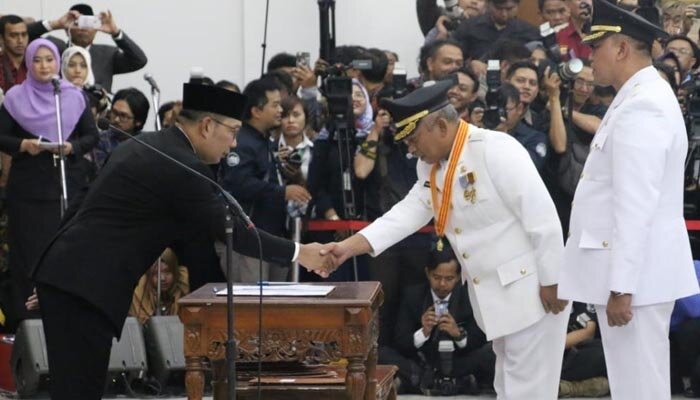 Gubernur Jawa Barat Ridwan Kamil saat melantik Rahmat Effendi sebagai Walikota Bekasi periode 2018-2023. (ist)