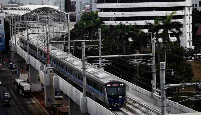 MRT melintas di tengah ibukota Jakarta. (toga)