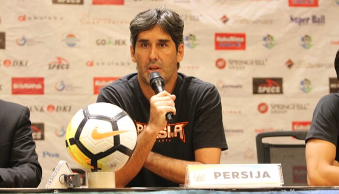 Pelatih Persija Jakarta, Stefano 'Teco' Cugurra memberikan keterangan kepada pers menjelang pertandingan melawan Persela Lamongan. (ist)