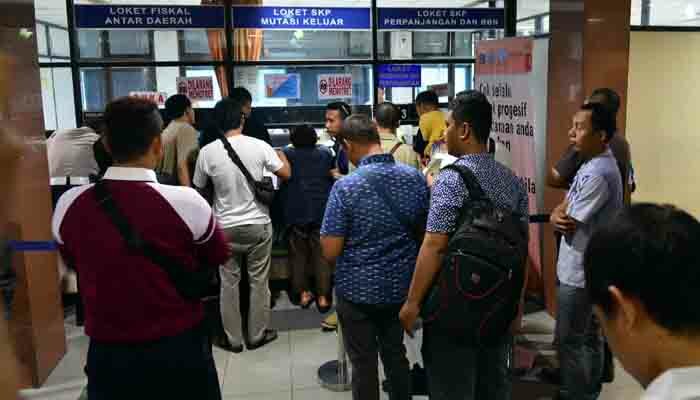 Warga melakukan pembayaran pajak kendaraan bermotor di kantor pusat pelayanan Samsat Polda Metro Jaya, Jakarta.