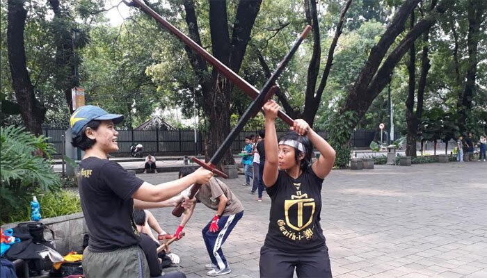 Komunitas Gwaith-i-Megyr latihan HEMA di Taman Suropati, Menteng, Jakarta Pusat. (cw2)