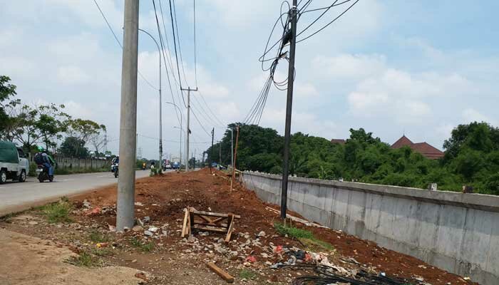 Proyek Jalan Kalimalang sisi utara sedang dikerjakan, beberapa lahan diurug dan dibuatkan tanggul. (saban)