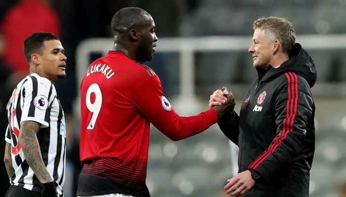 Ole Gunnar Solskjaer menyalami Romelu Lukaku (reuters)