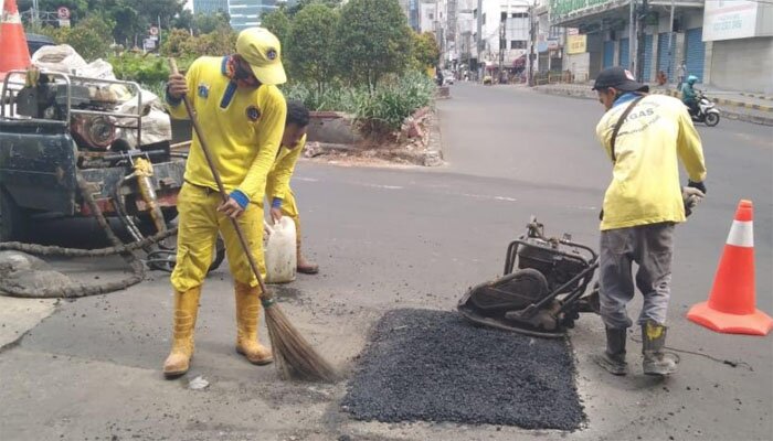 Petugas Satgas Bina Marga tengah menutup jalan berlubang di wilayah Tanah Abang. (ist)