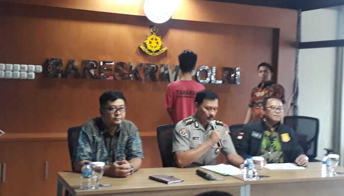 Kasubdit I Direktorat Tindak Pidana Siber Bareskrim Polri Kombes Dani Kustoni (kanan), Kasubag Opinev Divisi Humas Polri AKBP Pandra, di Bareskrim Polri, Tanah Abang, Jakarta Pusat, pada Jumat (15/2/2019).(cw2)