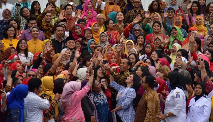 Jokowi berfoto bersama perwakilan Perempuan Arus Bawah, di halaman Istana Merdeka, Jakarta. (ist)