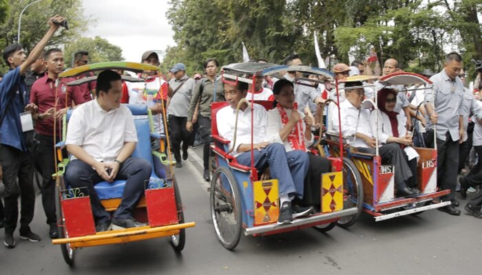 Capres Joko Widodo didampingi istri bersama Ketua Dewan Pengarah Tim Kampanye Nasional (TKN), Jusuf Kalla, dan Ketua TKN, Erick Thohir naik becak saat kampanye di Lapangan Karebosi, Makassar, Sulawesi Selatan. (ist)