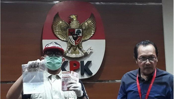 Ketua KPK Saut Sitomorang dan barang bukti yang disita dari kasus yang melibatkan petinggi PT Krakatau Steel. (cw2)