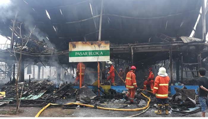 Kios di Pasar Blok Jakarta Selatan terbakar