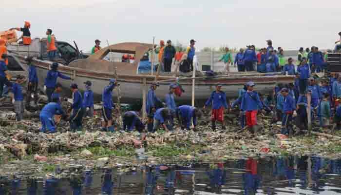 Petugas gabungan membersihkan sampah di pesisir Marunda, akibat terbawa arus. (deny)