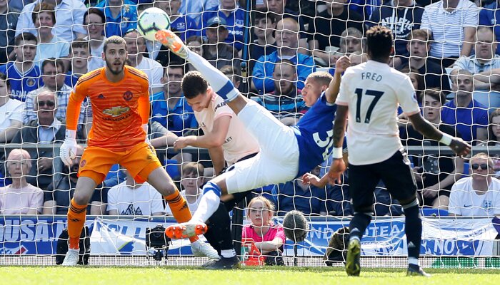 Tendangan salto penyerang Richarlison de Andrade membuka keunggulan Everton atas Manchester United. (reuters)