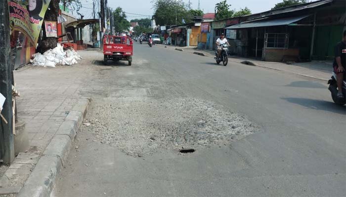 Perbaikan Jalan Tipar - Cakung, Cilincing, diduga dikerjakan asal asalan hingga rusak kembali. (deny)