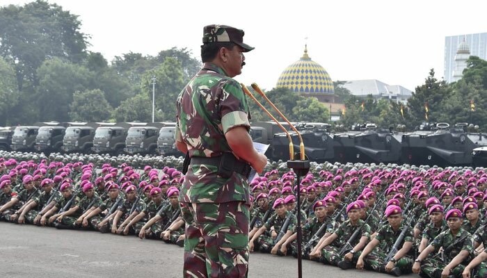 Panglima TNI, Marsekal TNI Hadi Tjahjanto, di hadapan ribuan Prajurit Korps Marinir