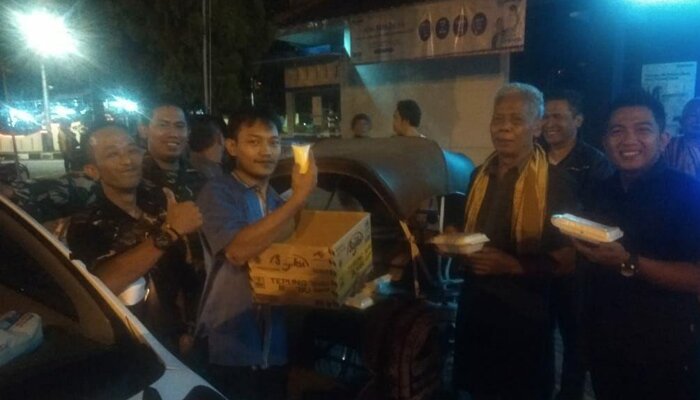 138Prajurit Yonif Mekanis Raider 413 Bremoro Bagikan Makanan Sahur 3