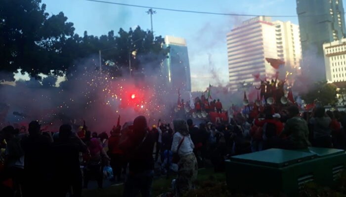 Buruh Nyalakan Flare dan Kembang Api. (cw2)