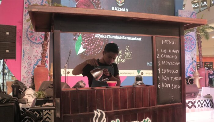 Salah sati pedagang kopi yang mengikuti Festival Kopi "Kekayaan Kuliner Indonesia Produk" di Jakarta, Sabtu (18/5/2019). (johara)