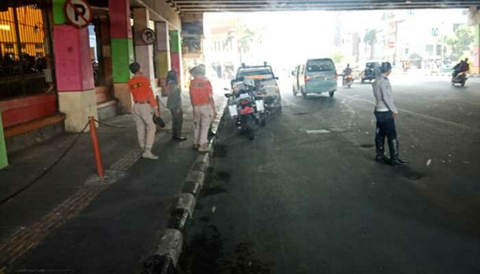 Petugas Sudin Perhubungan Jakbar dan Satpol PP dikerahkan menjaga serbuan parkir liar di kolong jembatan Glodok. (Rachmi)