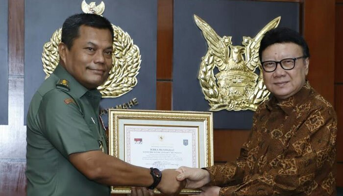 Menteri Dalam Negeri Republik Indonesia (Mendagri RI), Tjahjo Kumolo dan Kasum TNI, Letjen TNI Joni Supriyanto .(ist)