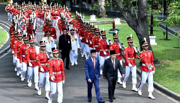 Acara pelantikan gubernur dan wakil gubernur Maluku Utara oleh Presiden Jokowi di Istana Negara, Jakarta, didahului dengan kirab, pada Jumat (10/5). (ist)